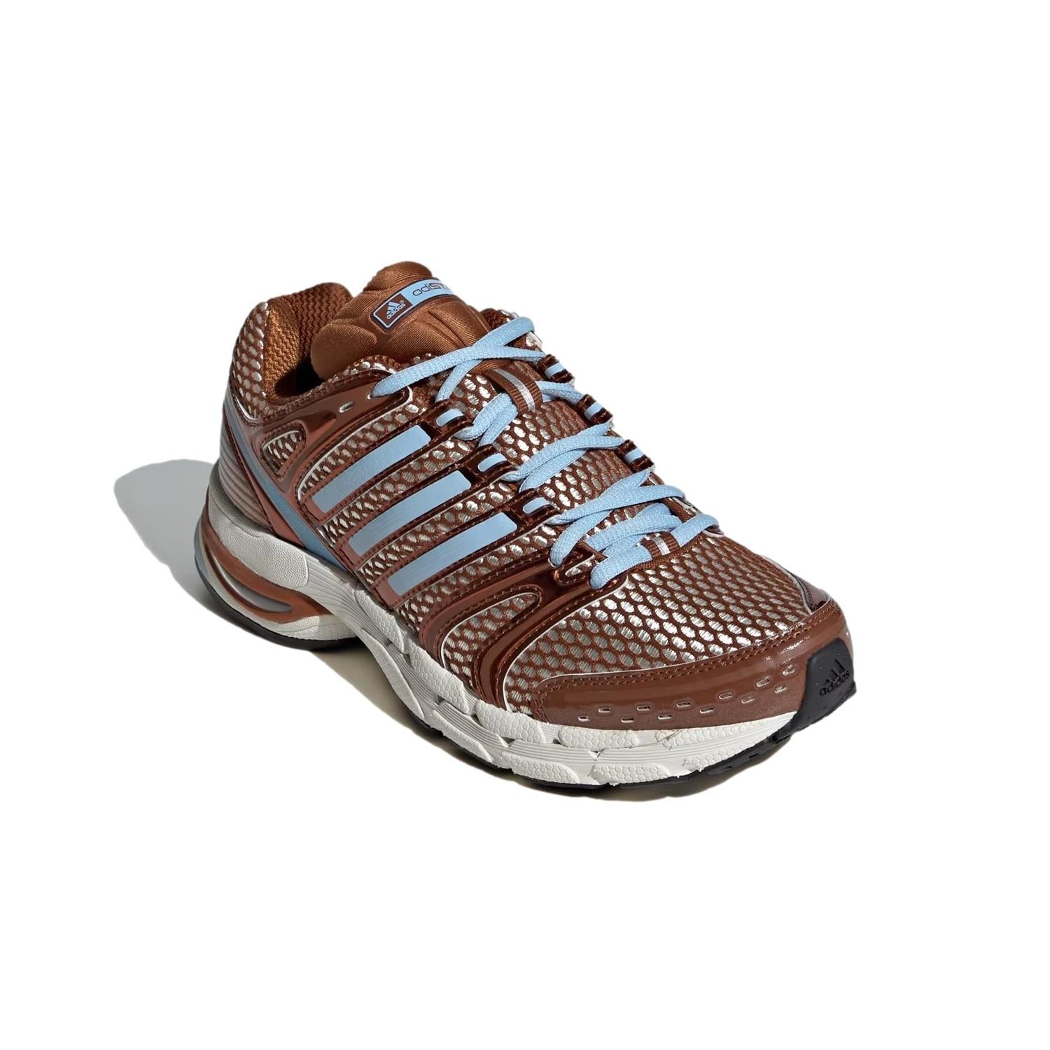 Adidas Adistar Control 5 sko i brunt med svart detaljer, vises fra siden med lisse og tekstiloverflate.