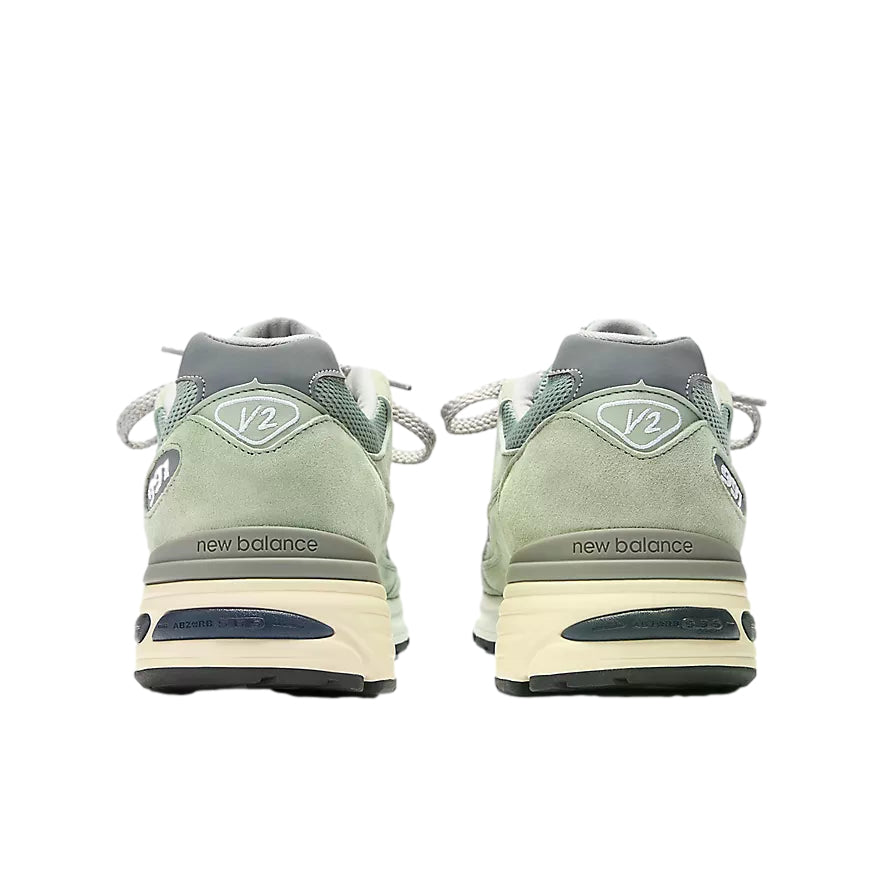 Lysegrønne New Balance 991v2 BB2 sko, Made in UK, med hvit mellomsåle og svarte detaljer.