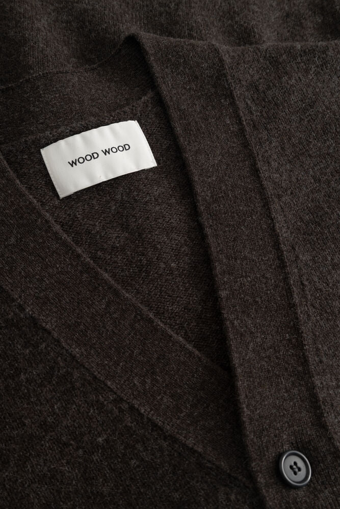 Brun Wood Wood WW-logo cardigan med rund hals og knappestolpe, vist på modell.