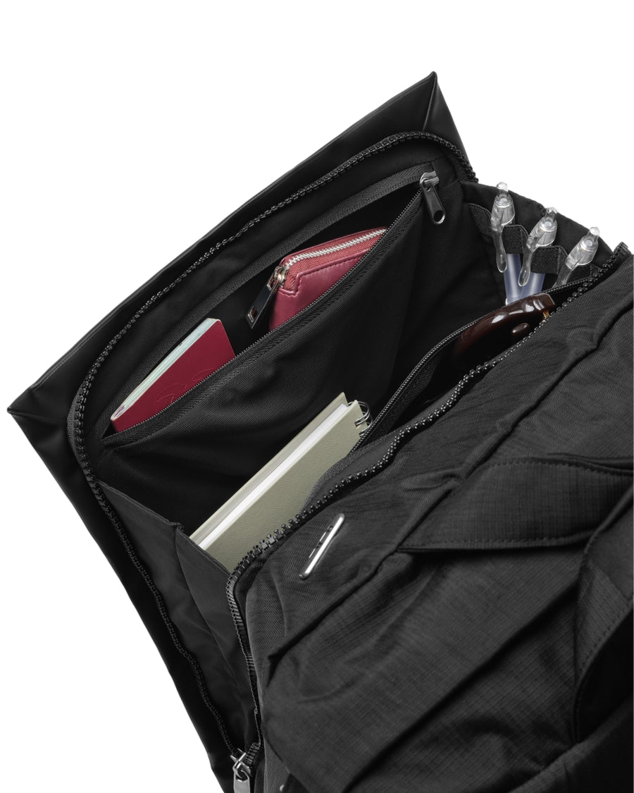 Sort Db Entour hjelmveske og totebag med 32L kapasitet, romslig og praktisk for oppbevaring av hjelm og personlige eiendeler