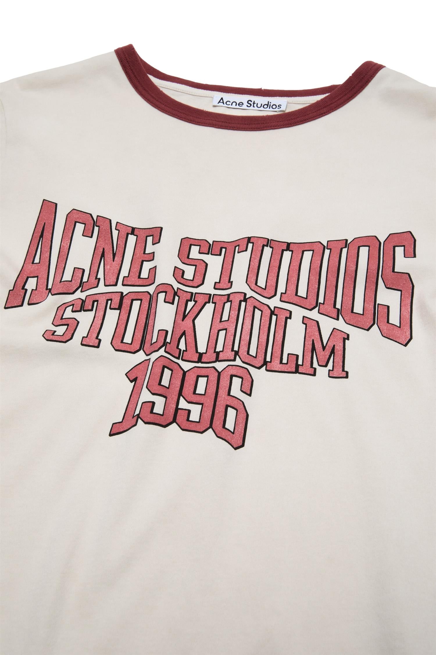 Beige og rød Acne T-skjorte med grafisk design, synlig på bildet, komfortabel og stilsikker for casual bruk.