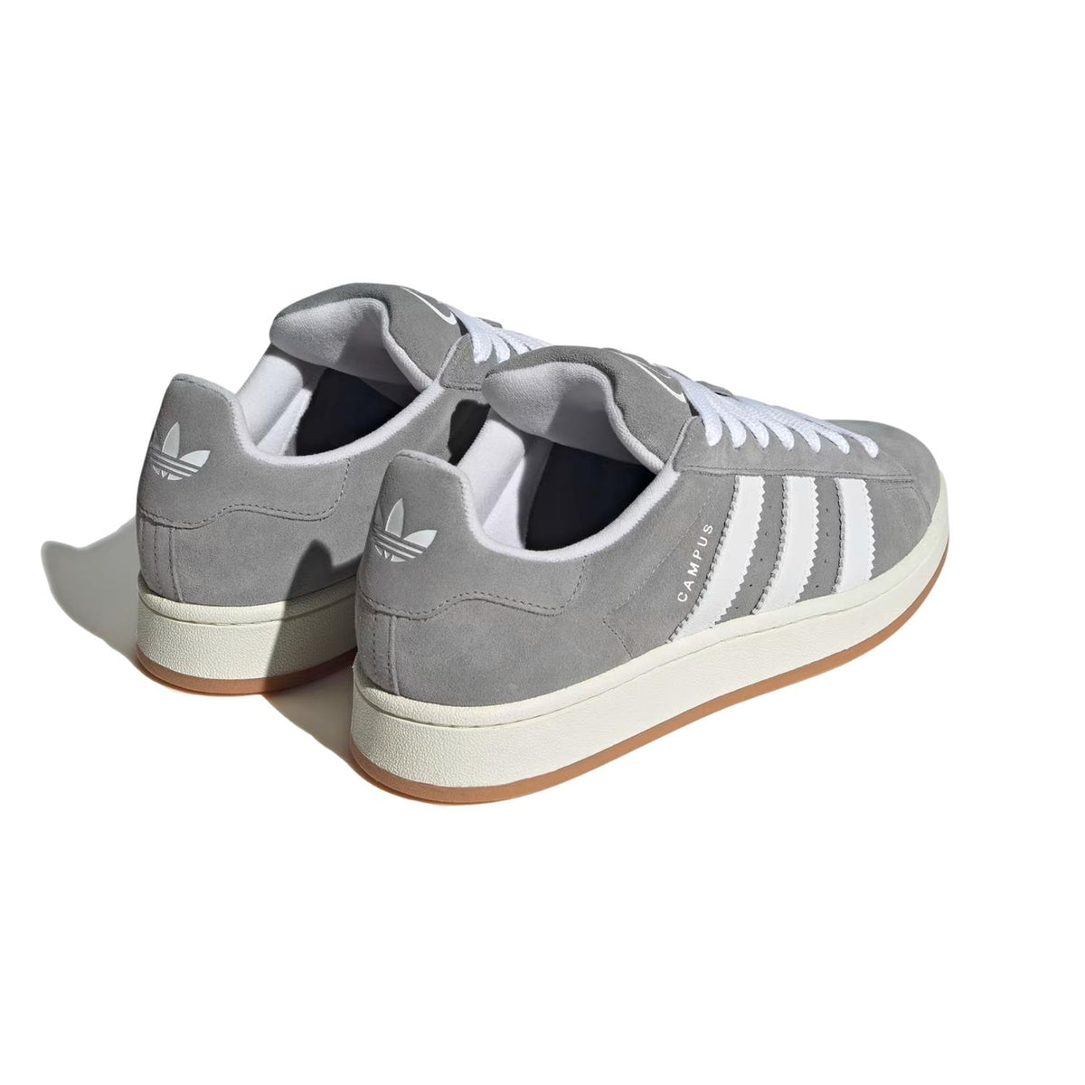 Adidas Campus 00s sko i hvit og grå, casual sneakers med hvit såle og logo for en retro stil.