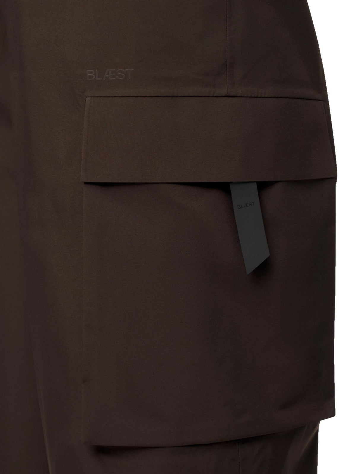 Blæst Klipra Java brun bukse, komfortabel og stilig med lommer og passform, vist på modell.
