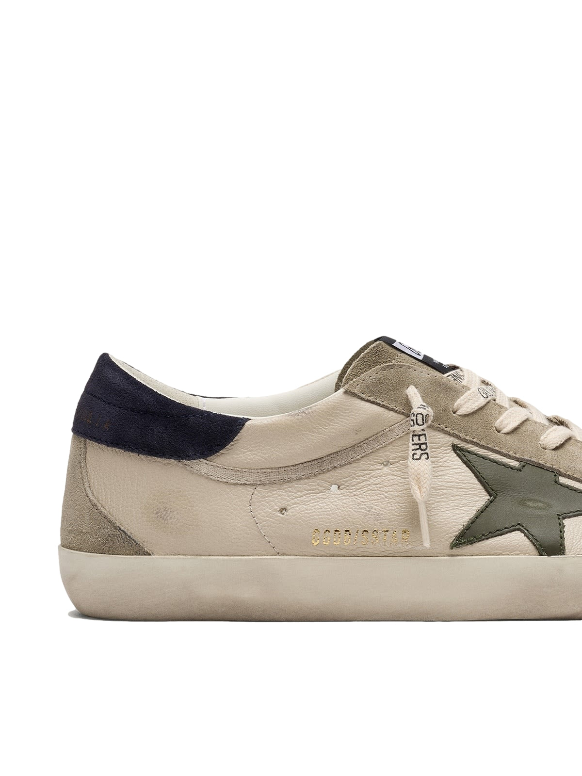 Golden Goose Super-Star Classic spur sneakers i grå med hvite detaljer, vist på en modell.
