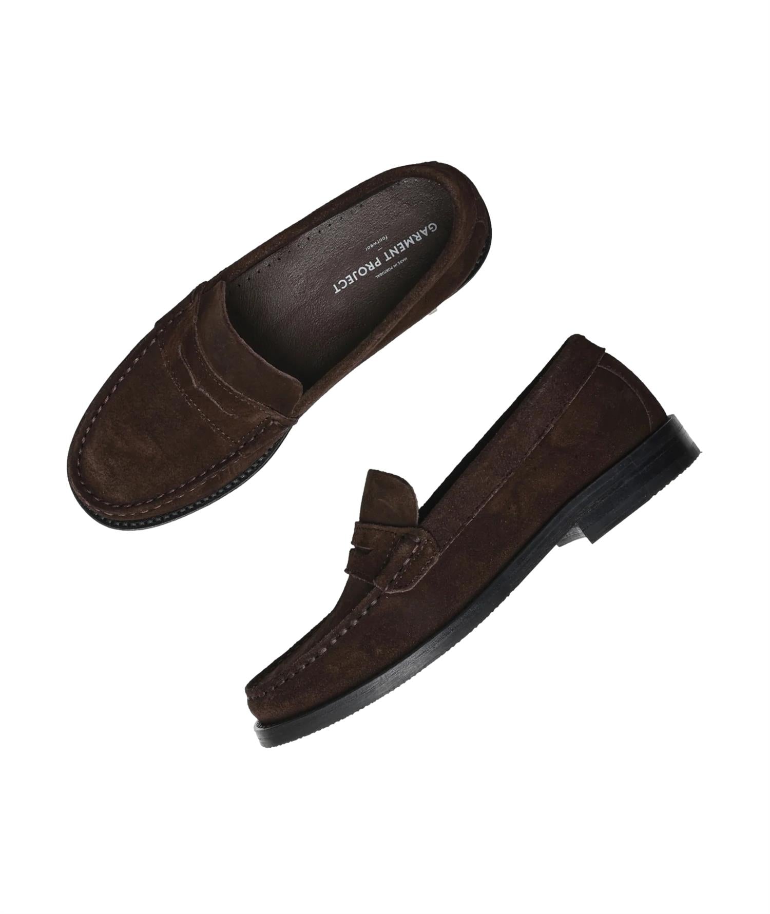 Brune Suede Miles Penny Loafer fra Garment Project, nærbilde av elegante, komfortable skinnsko for menn.