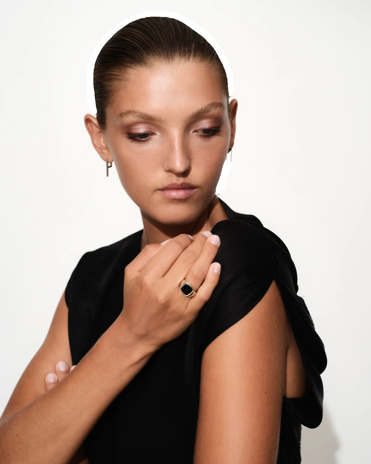 Tom Wood Kay ring i polert onyx med sølvinnfatning, elegant smykkering for stilfull bruk
