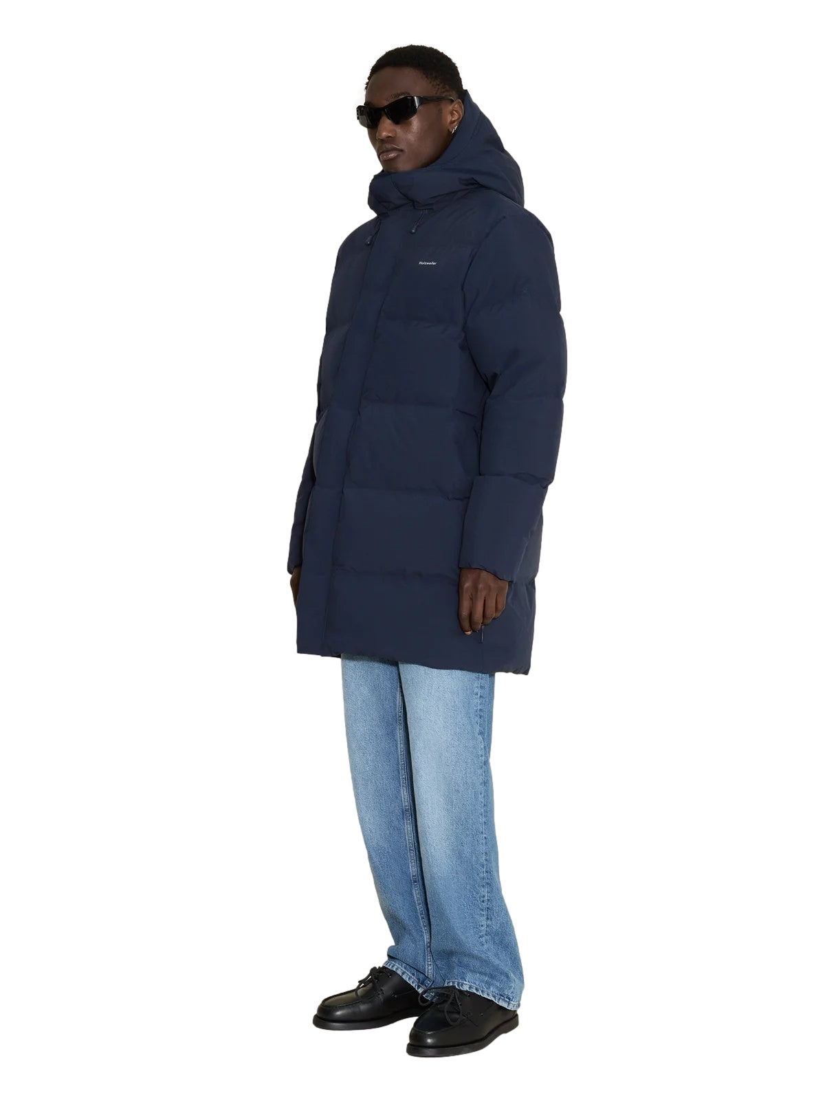 Holzweiler Lom Down navy jakke i dunmateriale med hette og glidelås, vist i et bilde.