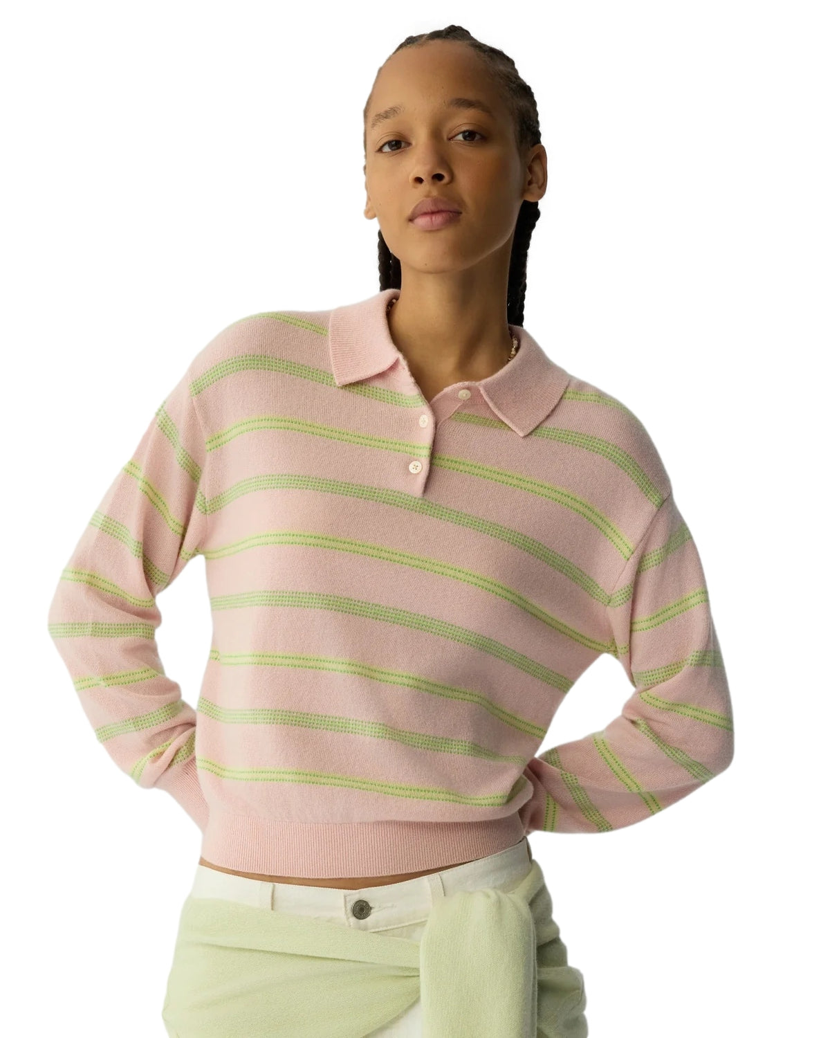 Guest In Residence collegiate stripe polo genser i rosa og grønn med krage og stripemønster, vist på modell.