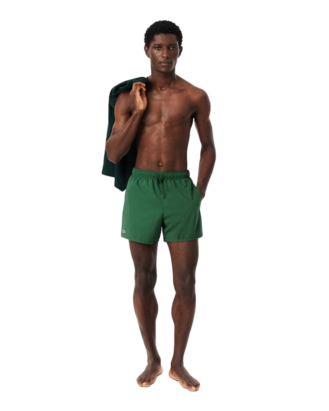 Lacoste hurtige-tørke badetøy shorts i grønn, vises med elastisk midje og Lacoste-logo på venstre lår.