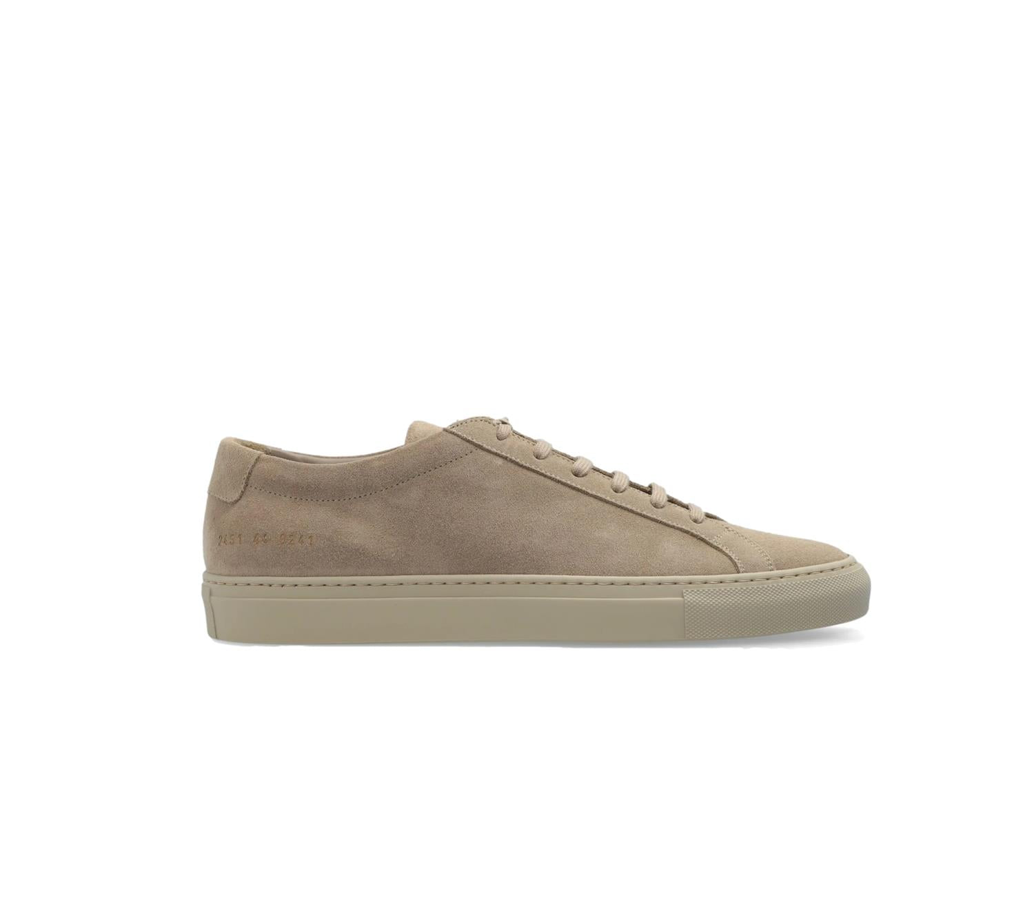 Brune Common Projects Achilles Low sko med tonale detaljer, vises med nærbilde av skinnmateriale og design.
