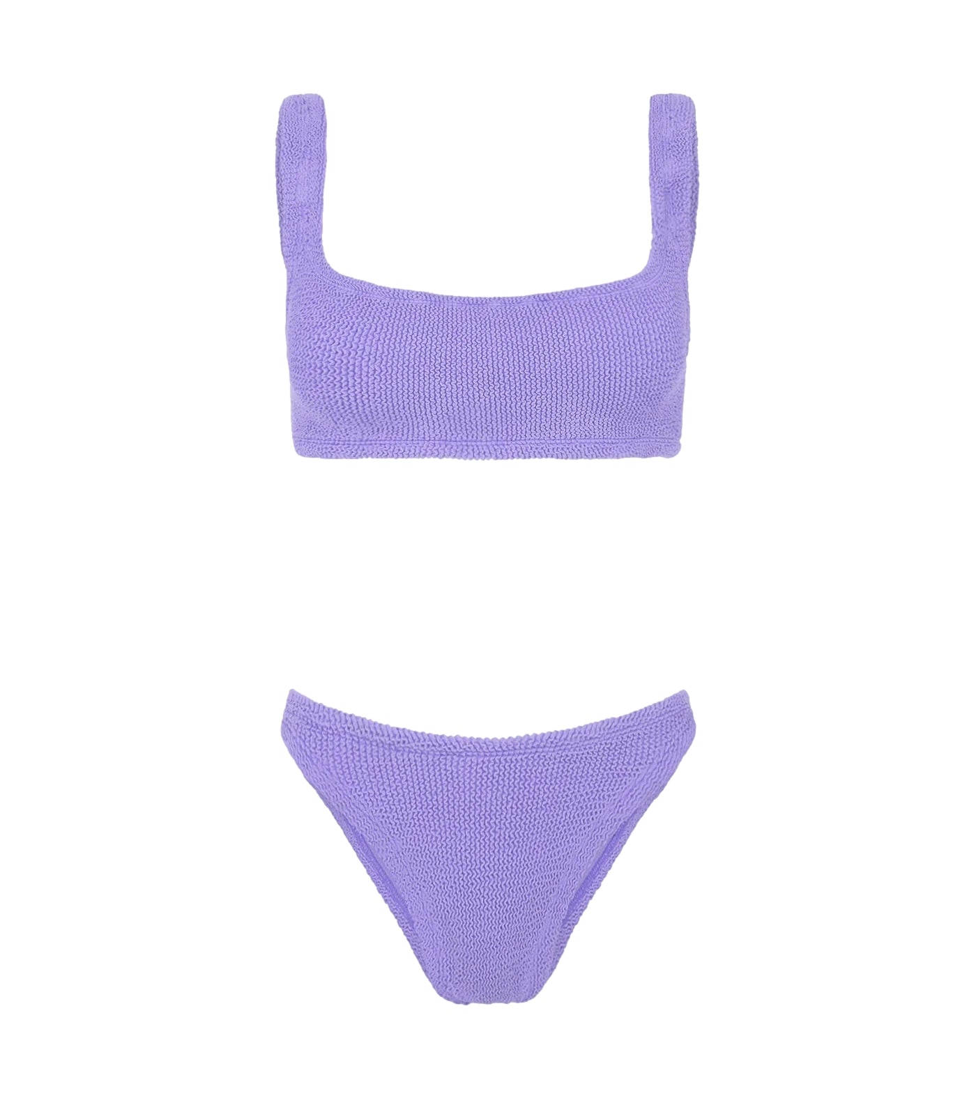 Lilla Hunza G Xandra bikini i elastisk, mønstret stoff, vist på modell i strandmiljø.