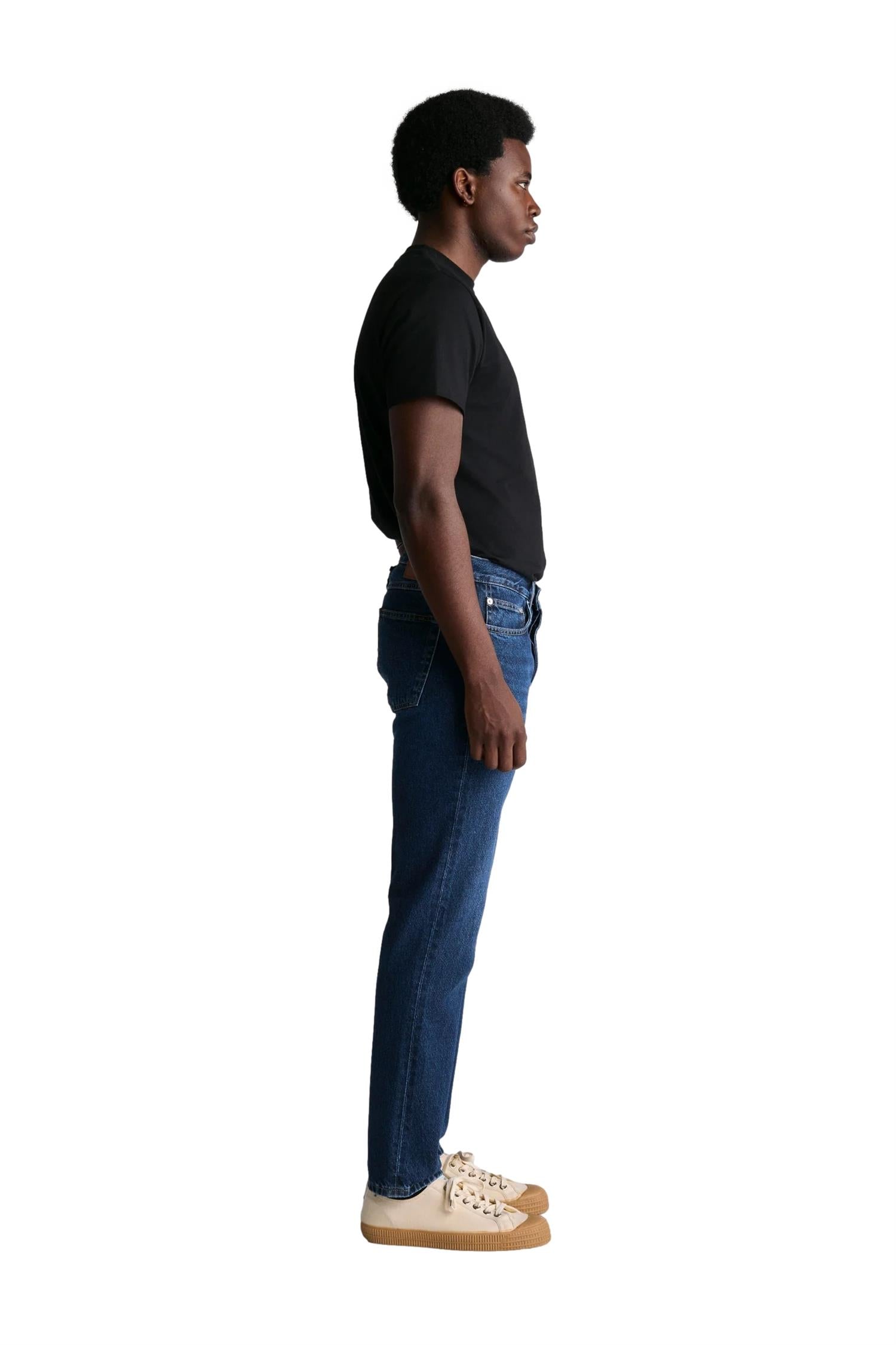 Livid Miko Japan Indigo Dusk jeans i mørkeblå, vises på modell med klassisk passform og jeansfarge.