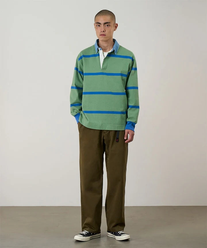 Gramicci bukse i straight fit, mørkegrønn med bark pigment, vises på bildet. Komfortabel, casual stil for menn.