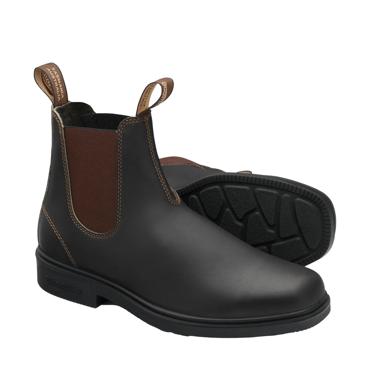 Brun Blundstone 062 Chelsea boots på føttene, elegante dress sko med lærreimer og komfortabel passform.