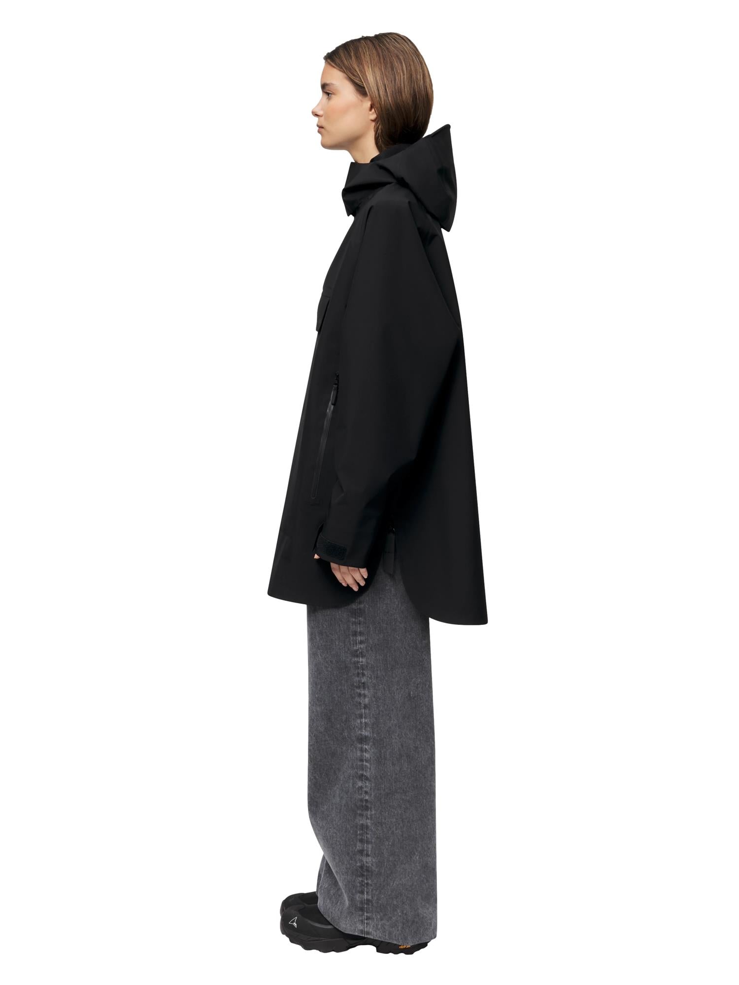 Blæst Voss Poncho Black Jakke Sort - modostore.no