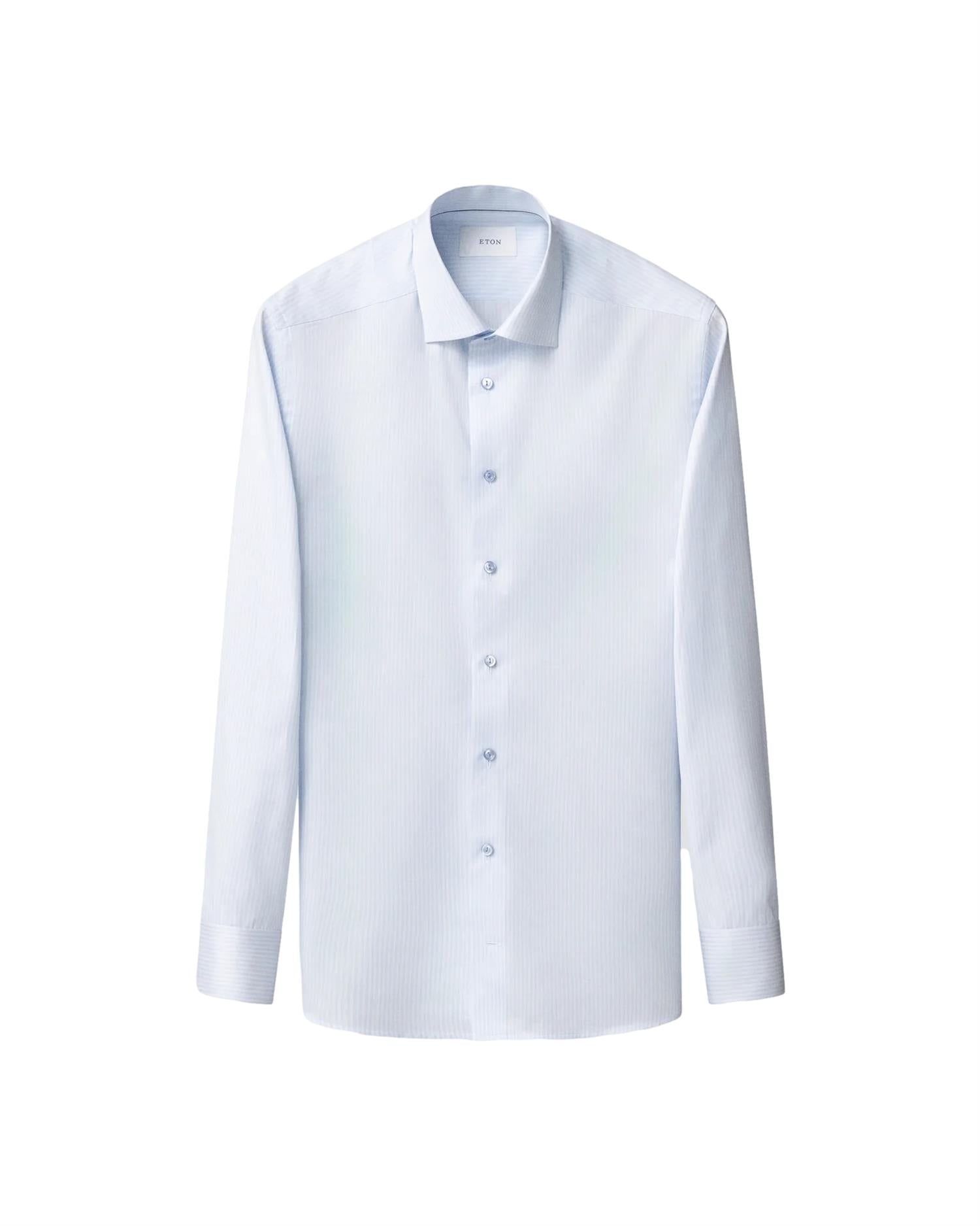 Lyseblå Eton stripete signature twill skjorte med hvite og mørkere blå striper, vist på modellen.