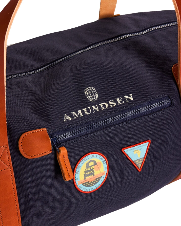 Amundsen Okavanga tote bag i marineblå, 35L, romslig og slitesterk veske med håndtak, perfekt for reise og daglig bruk.