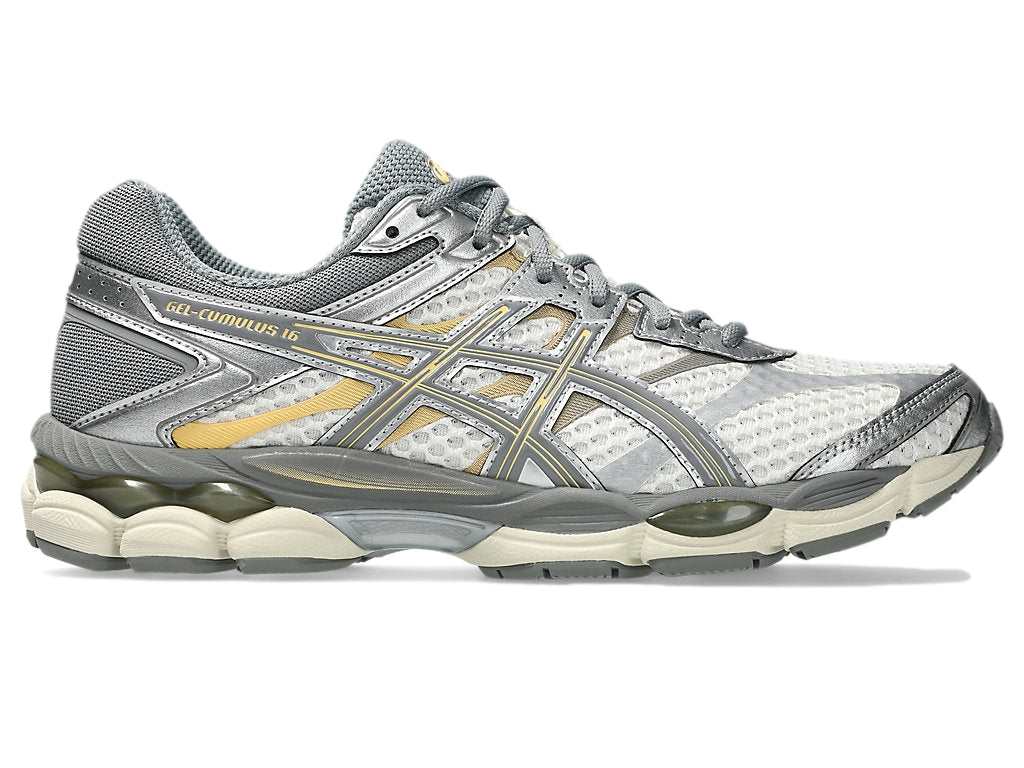 Asics Gel-Cumulus 16 sneakers i krem og clay farge med mørkegrå detaljer, vises i bilde. Komfortable løpesko for menn.