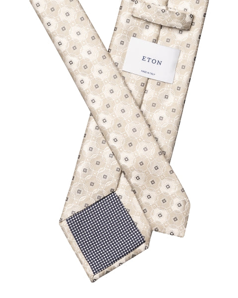 Lys beige Eton slips med medaillonmønster i silke, detaljert visning av elegant slips for formelle anledninger