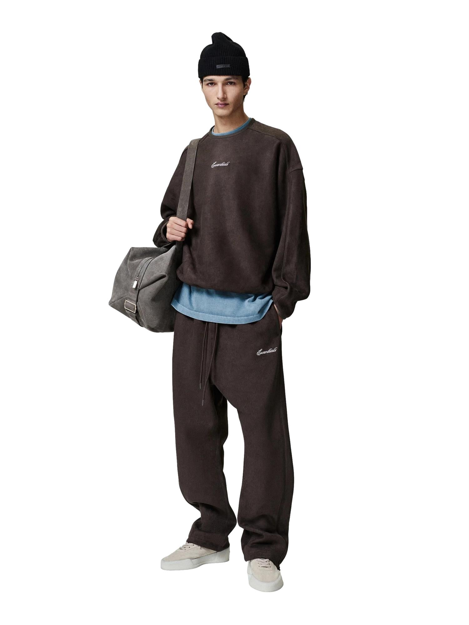 Mørkebrun Fear of God Essentials Signature Relax bukse, komfortabel bomulls- eller joggebukse, vises med avslappet passform.