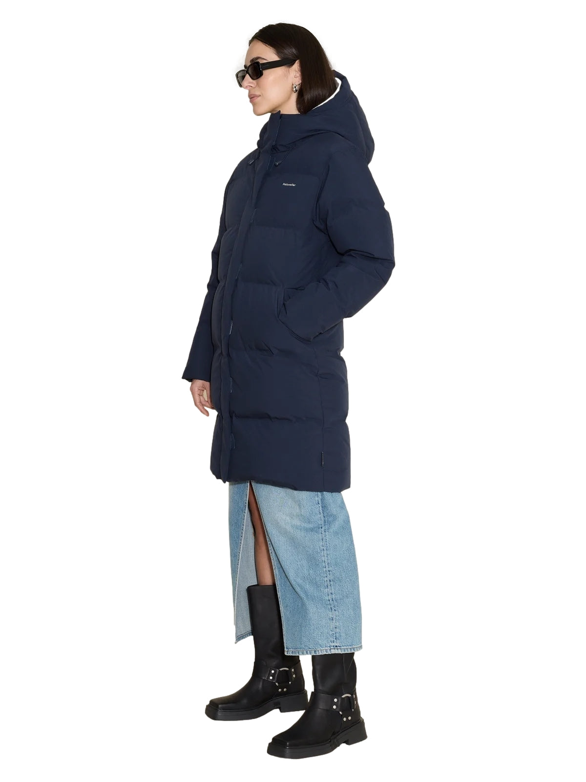 Holzweiler Loen Down navy jakke med puffermotiv og glidelås, vist på modell foran en nøytral bakgrunn.