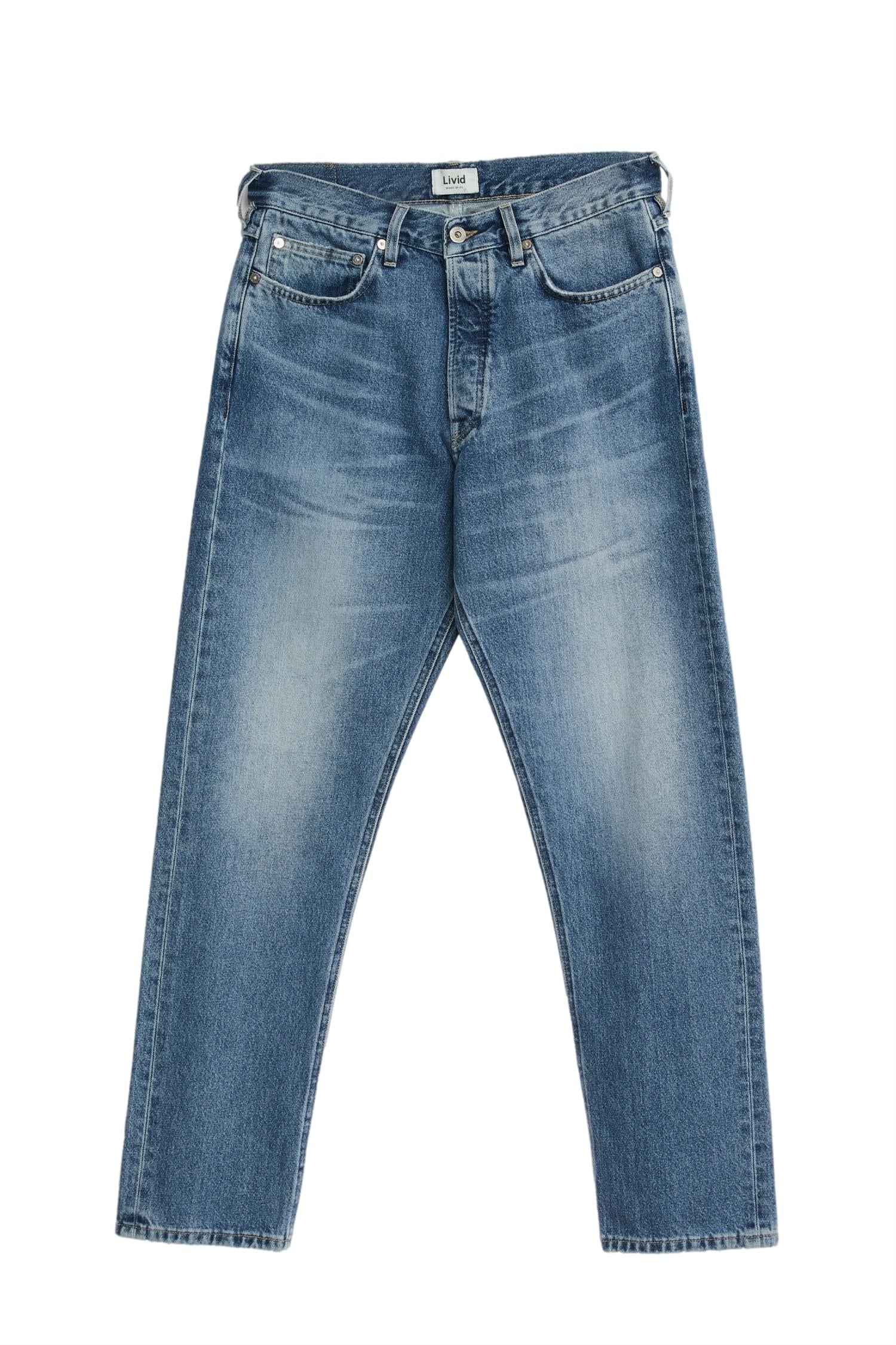 Livid Kai Bold New Blue Jeans, blå jeans for menn, vist med fokus på passform og slitestyrke, i klassisk blåfarge.