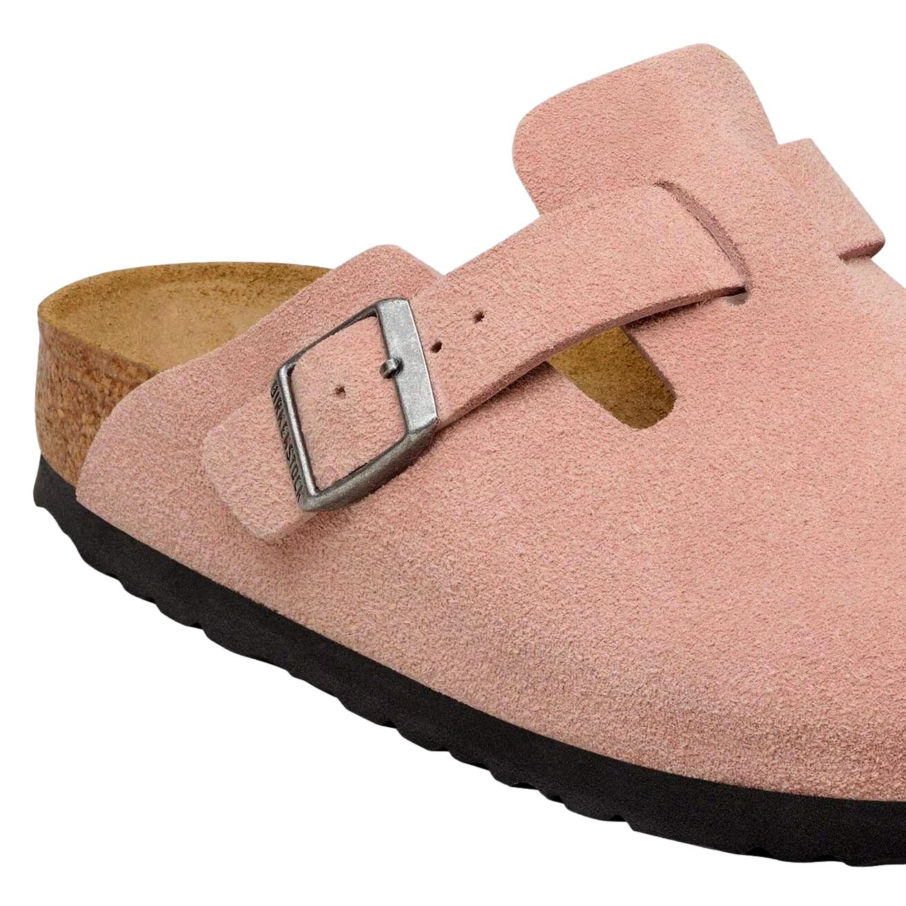 Birkenstock Boston suedesko i smal passform i lyserosa rosa med rosa-aktig farge og komfortabel såle.