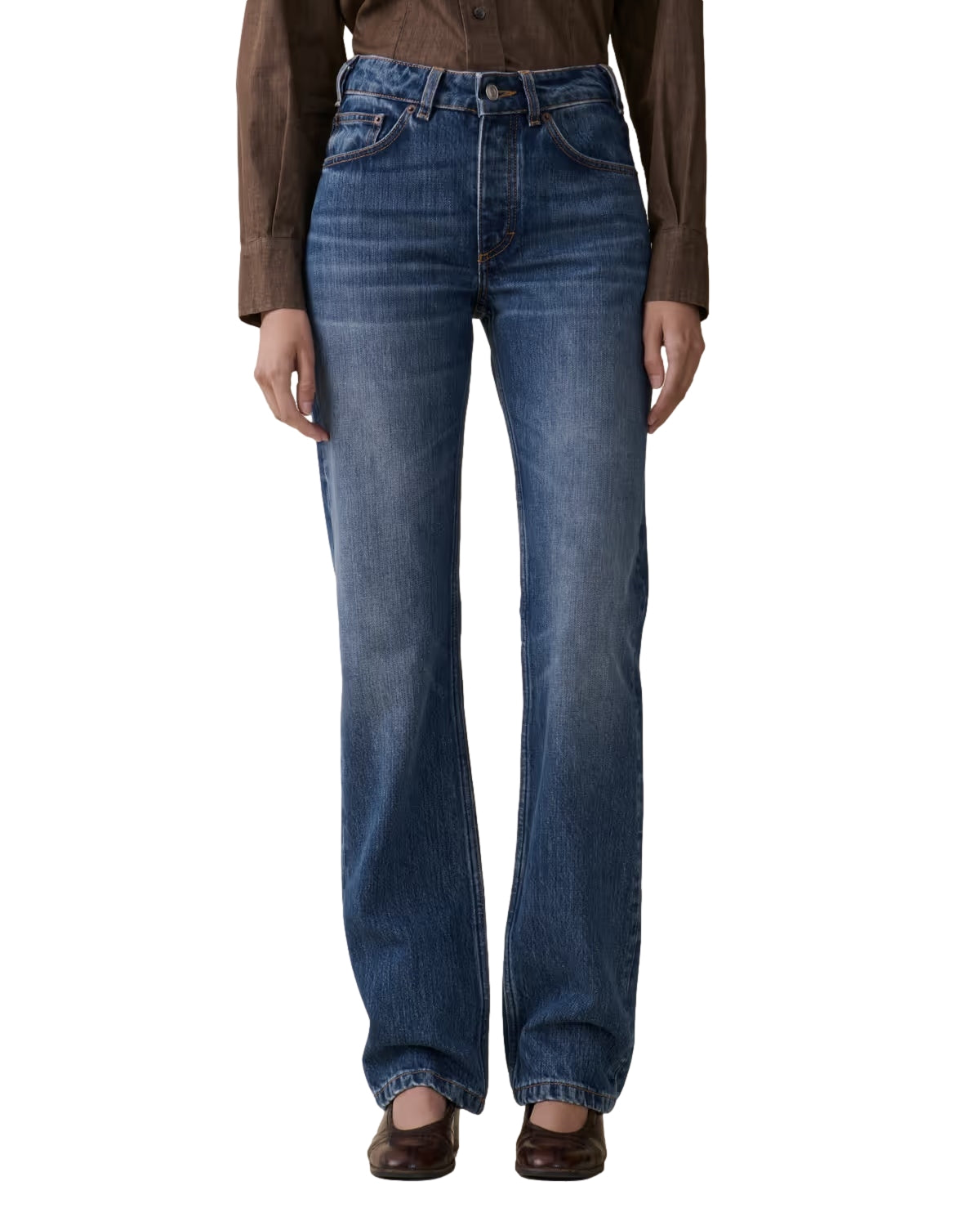 Jeanerica Sisli Fresco Blue jeans i blå denim, vises på modell med fokus på passform og klassisk stil.