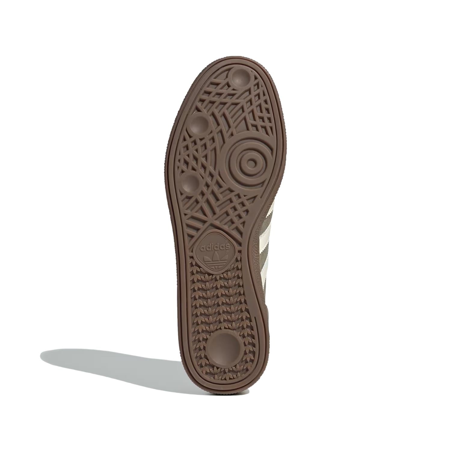 Adidas Handball Spezial JR2121 sko i olivenfarge, sporty design og komfortabel passform for håndballspillere.