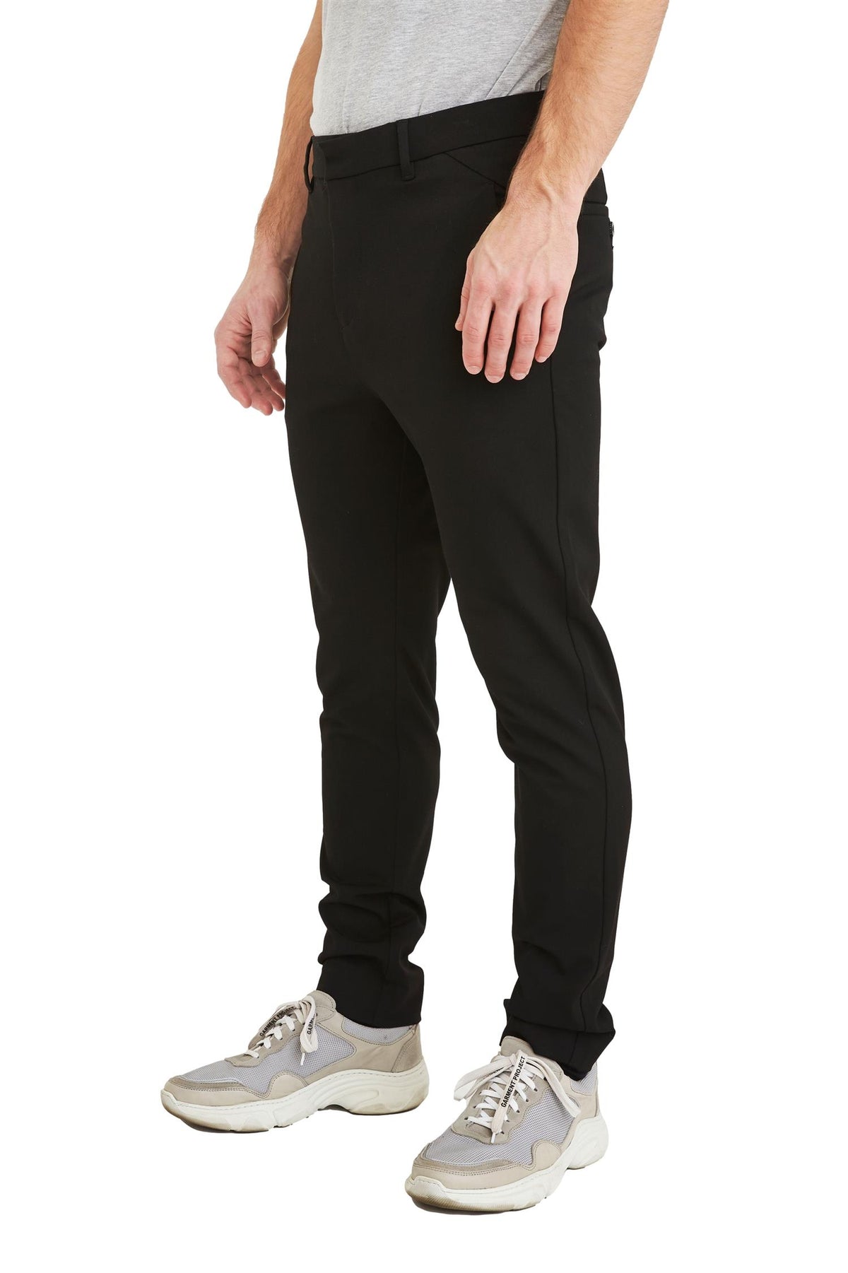 Plain JoshPL 315 svarte bukse, stilrent og komfortabelt design i svart, synlig i bildet.