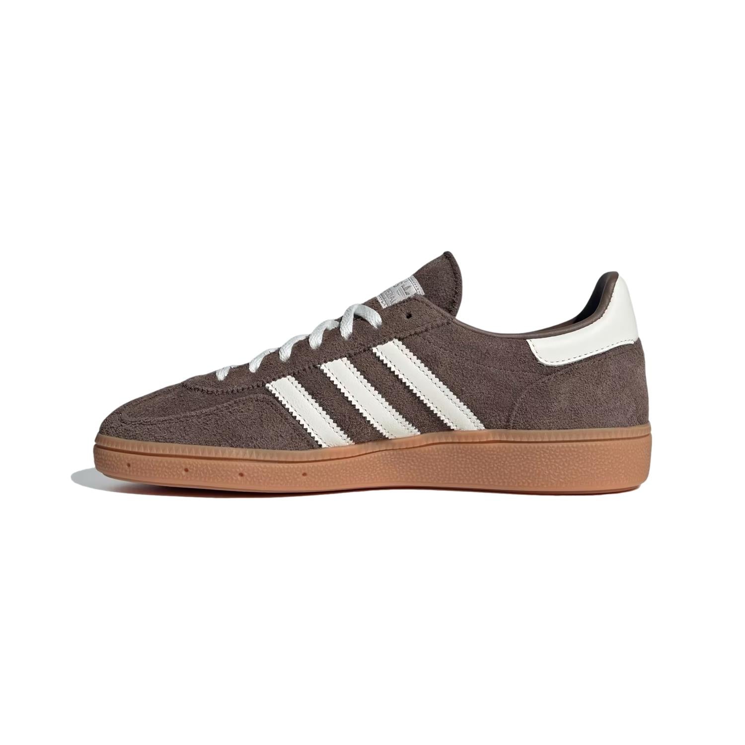 Adidas Handball Spezial IF6490 brune sko med hvite detaljer, laget for komfort og god grep på håndballbanen.