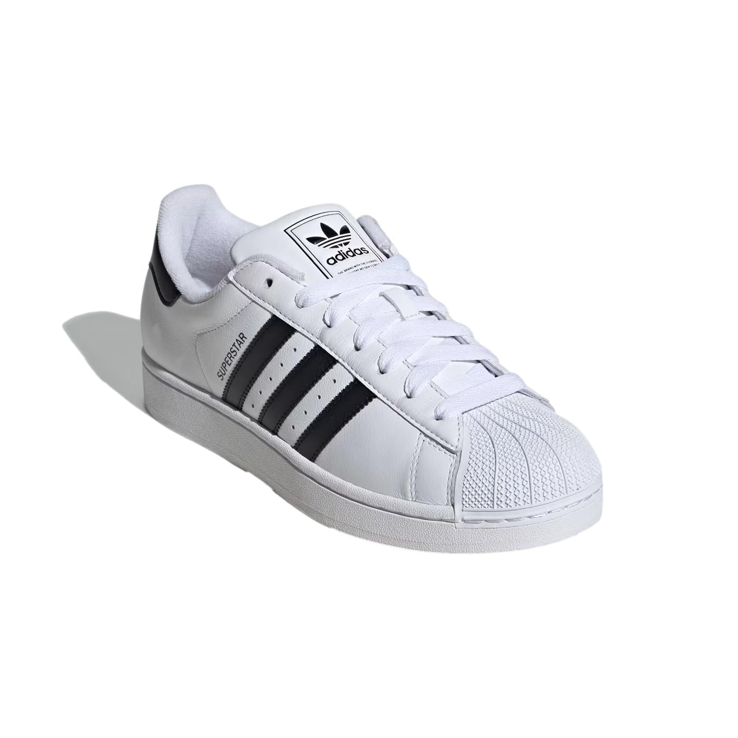 Hvite Adidas Superstar II sko med klassisk design og gummisåle, synlig på bildet.