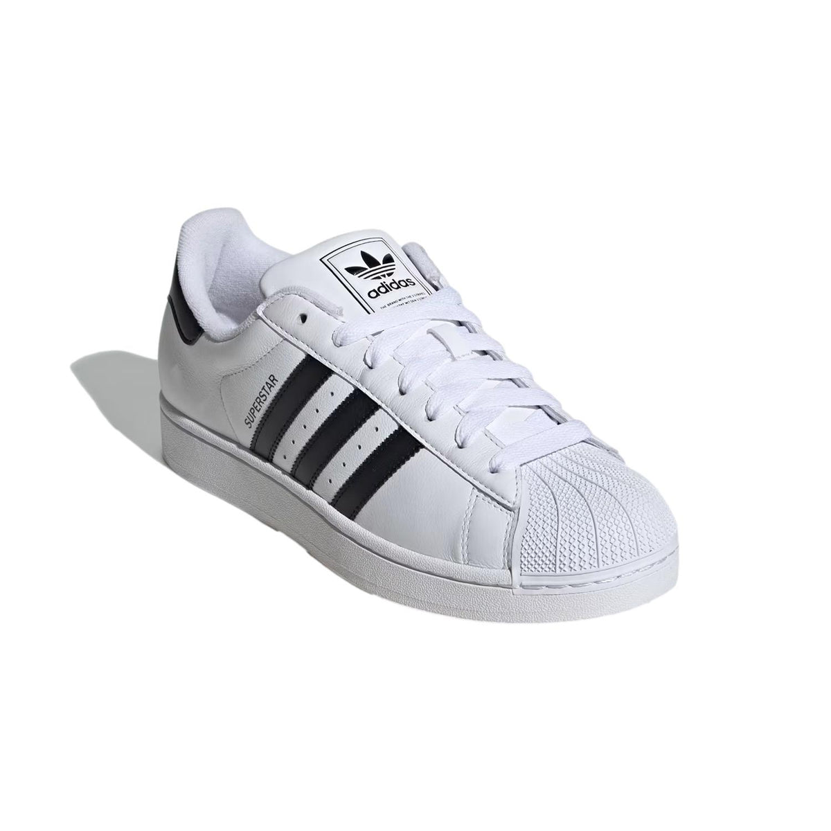 Hvite Adidas Superstar II sneakers med klassisk design og komfortabel passform, synlig på bildet.