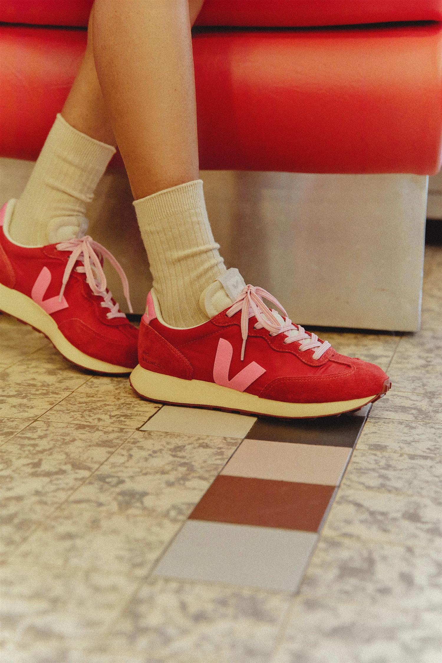 Veja Rio Branco II Lite sko i rosa og rød med lav profil og komfortabel design, perfekt for hverdagsbruk.