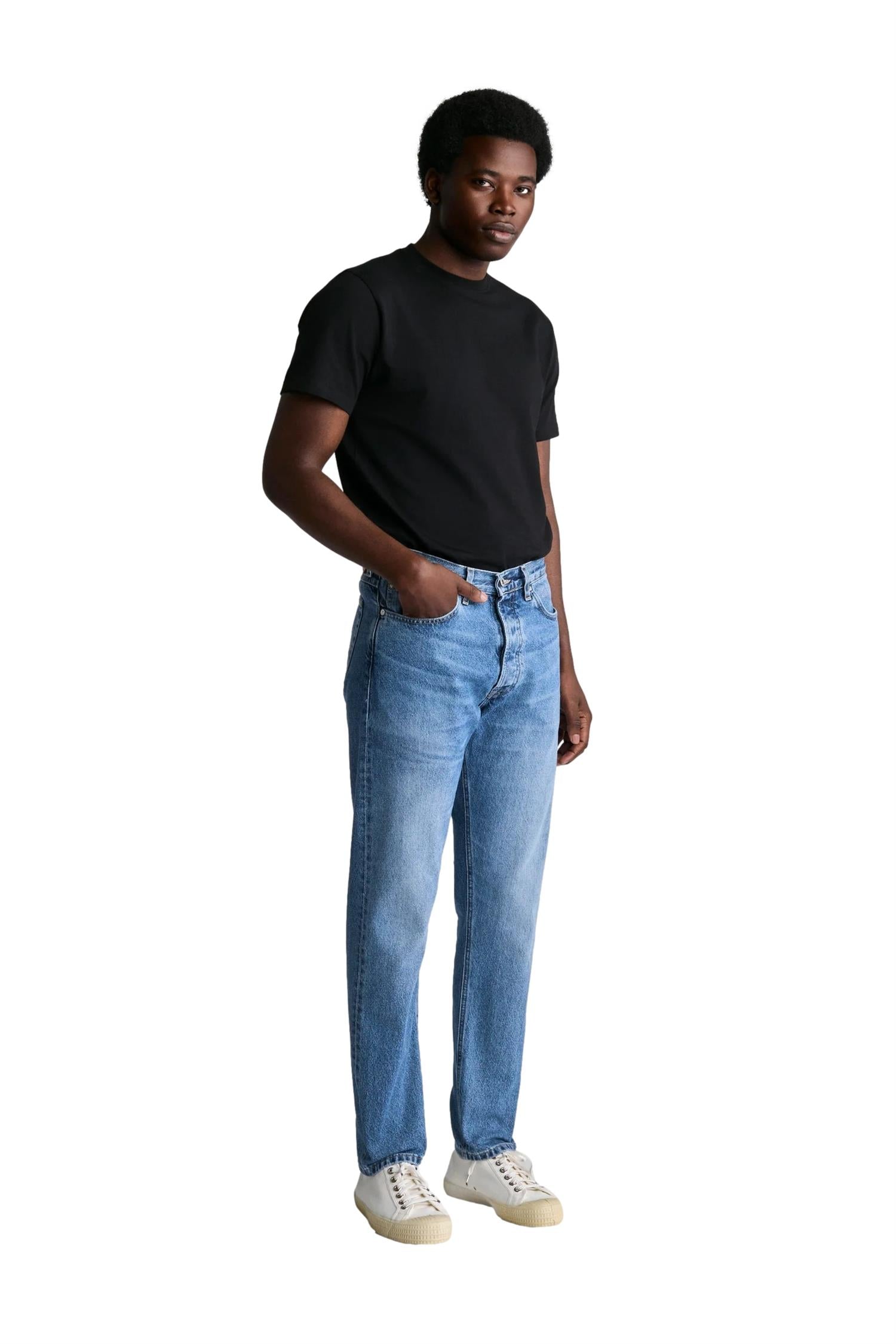 Livid Fuller Japan nye blå jeans for menn, klassisk snitt og slitesterkt denimmateriale, vist på modell.