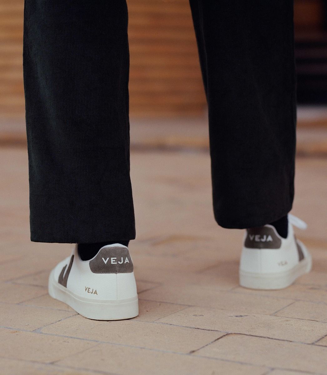 Veja Campo Extra hvite og kaki sneakers med hvit og grønn detalj, laget av miljøvennlig materiale.