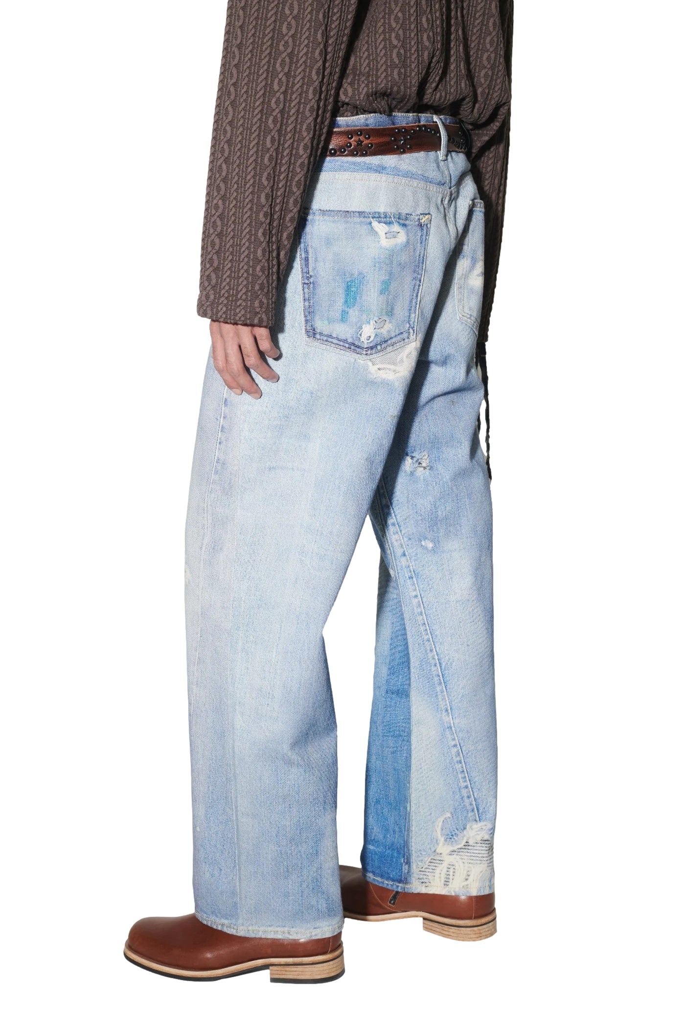 Blå Our Legacy Third Cut jeans med klassisk passform og slitte detaljer, vist på en modell.