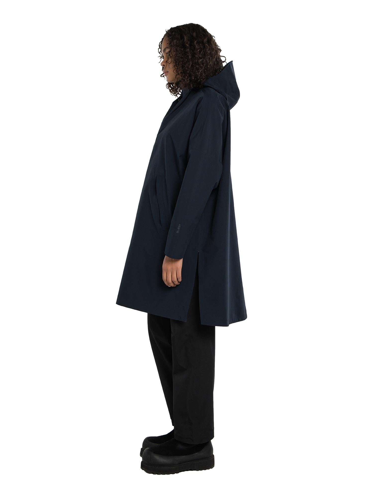 Blæst Aalesund Poncho Dark Navy Jakke Navy - modostore.no