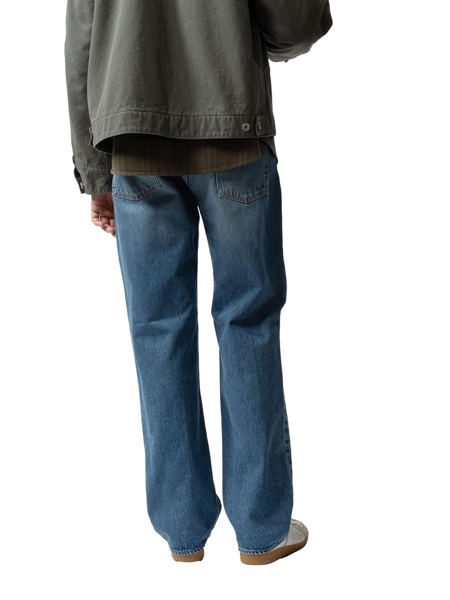 Nudie Jeans Tuff Tony Blue Day Dreamer jeans i blå denim, vises med klassisk passform og detaljer.