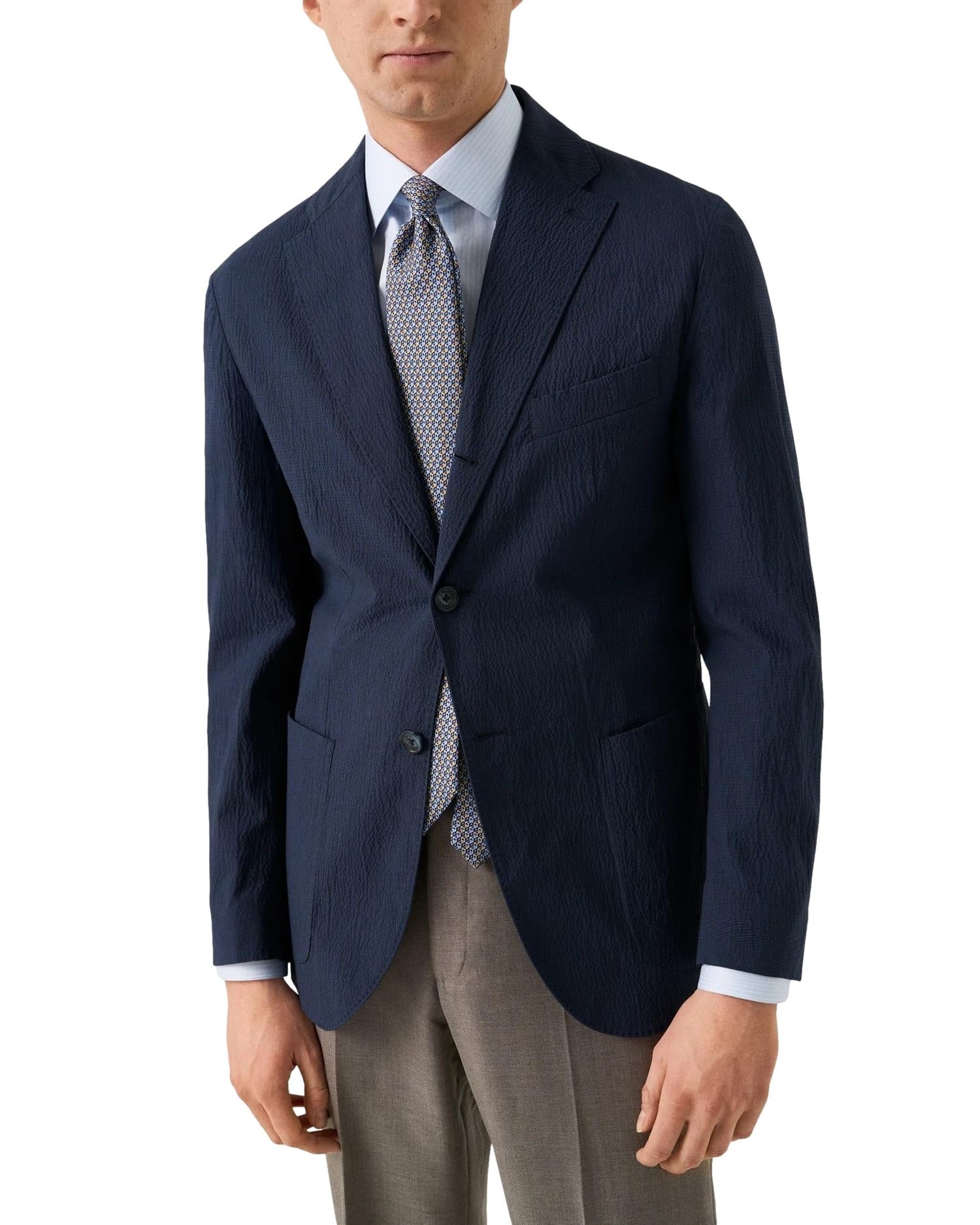 Eton stripet signature twill skjorte i lyseblå med hvite og mørkeblå striper, her vist med knappestolpe og krage.