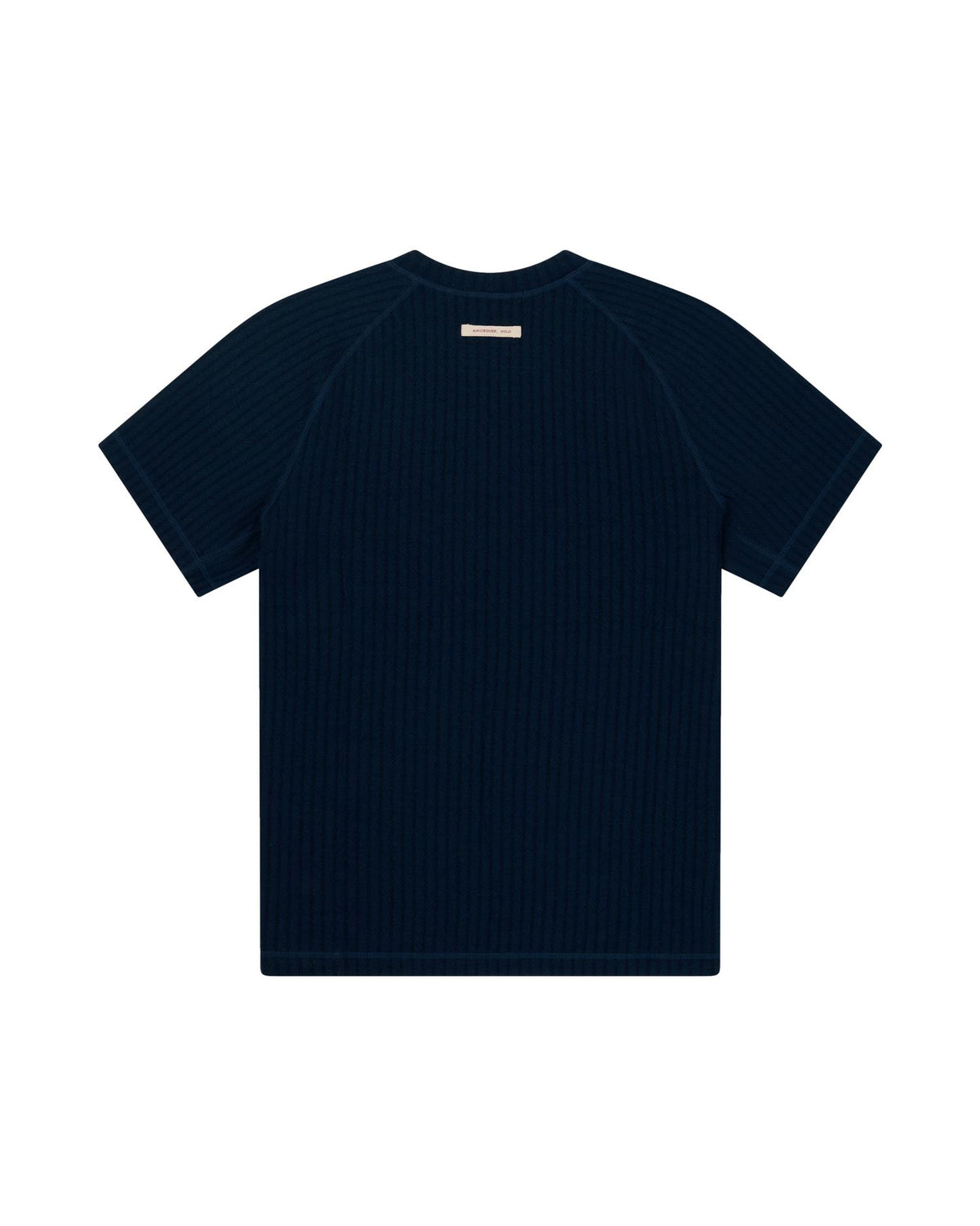 Amundsen Hero's Hide Tee i ullundertøy, herre i marineblå, nærbilde av myk, komfortabel ulltøy med logo.