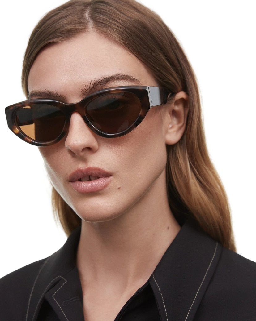 Chimi Eyewear 06 tortoise solbriller med brunt melert plastmaterial, solbrille med runde rammer og mørke glass.