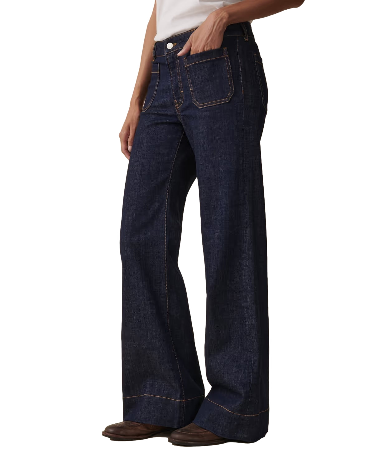 Mørkeblå Jeanerica St Monica lavtomme jeans med blå vask, vist på modell. Klassisk jeansstil med slitte detaljer.