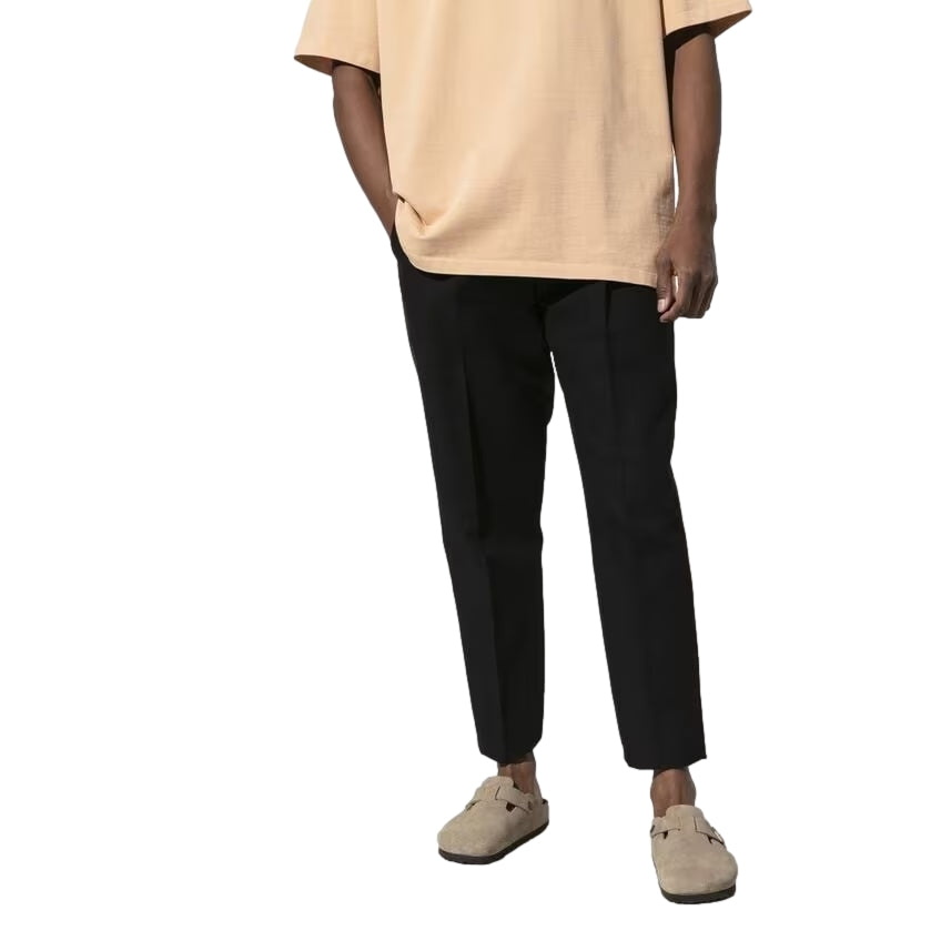 Birkenstock Boston suedesko i taupe med lukket design og komfortabel passform, vist på en nøytral bakgrunn.