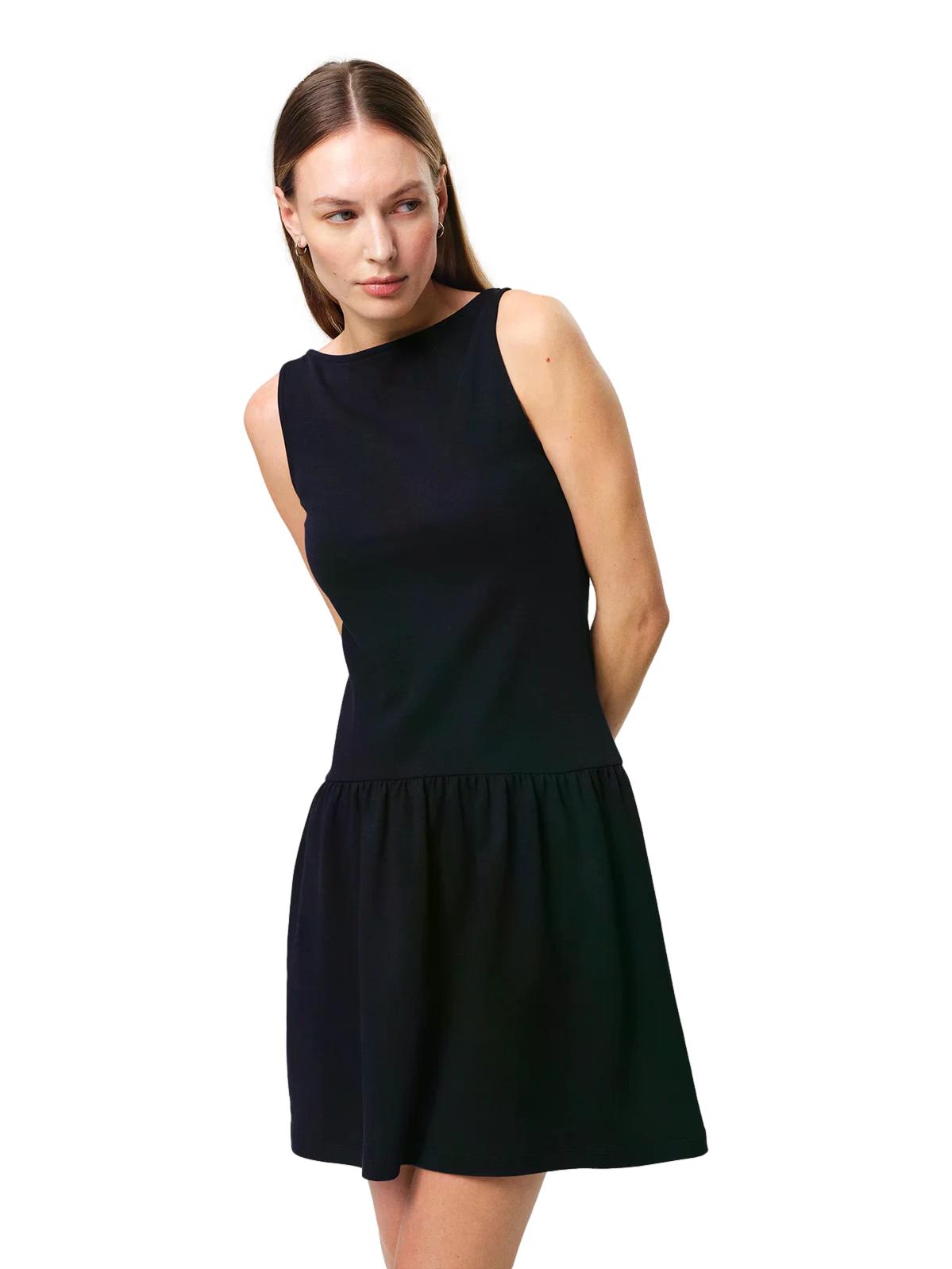 Mørkeblå Julie Josephine Vega kjole med elegant snitt og myk stoff, vist på modell.