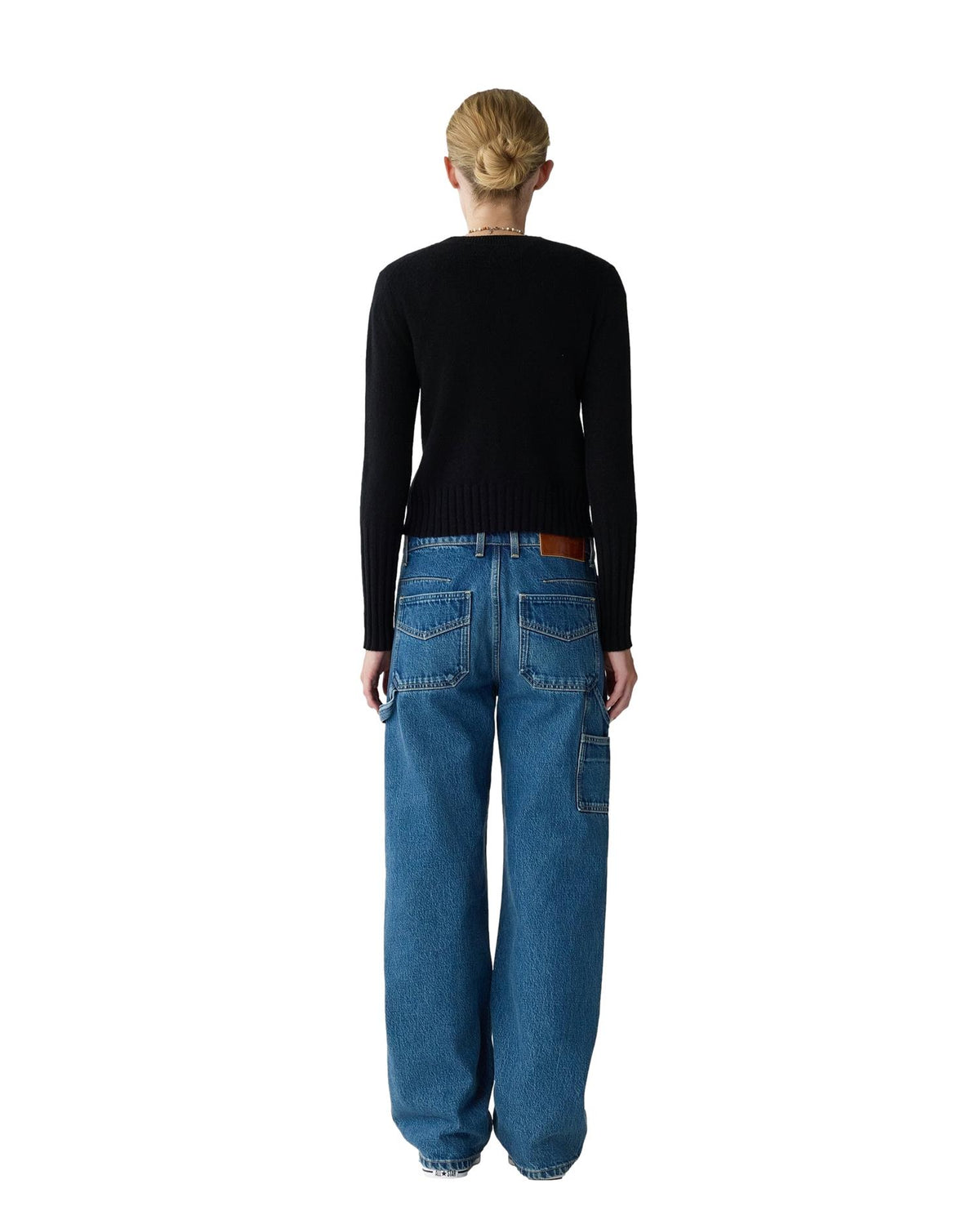 Sort Guest In Residence shrunken crew-genser med rund hals og lang erme, vist på en modell.