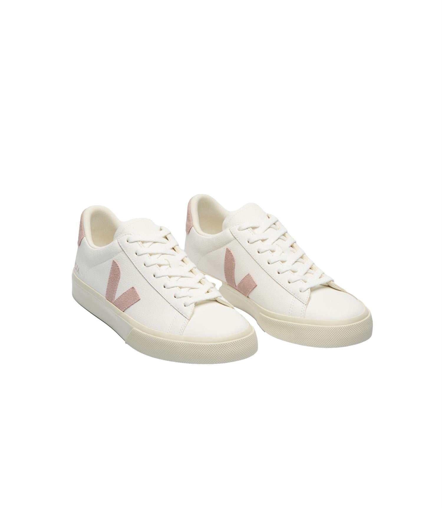 Veja Campo Extra hvite og rosa sneakers for dame, med hvit skinn og rosa detaljer, vist på modell.