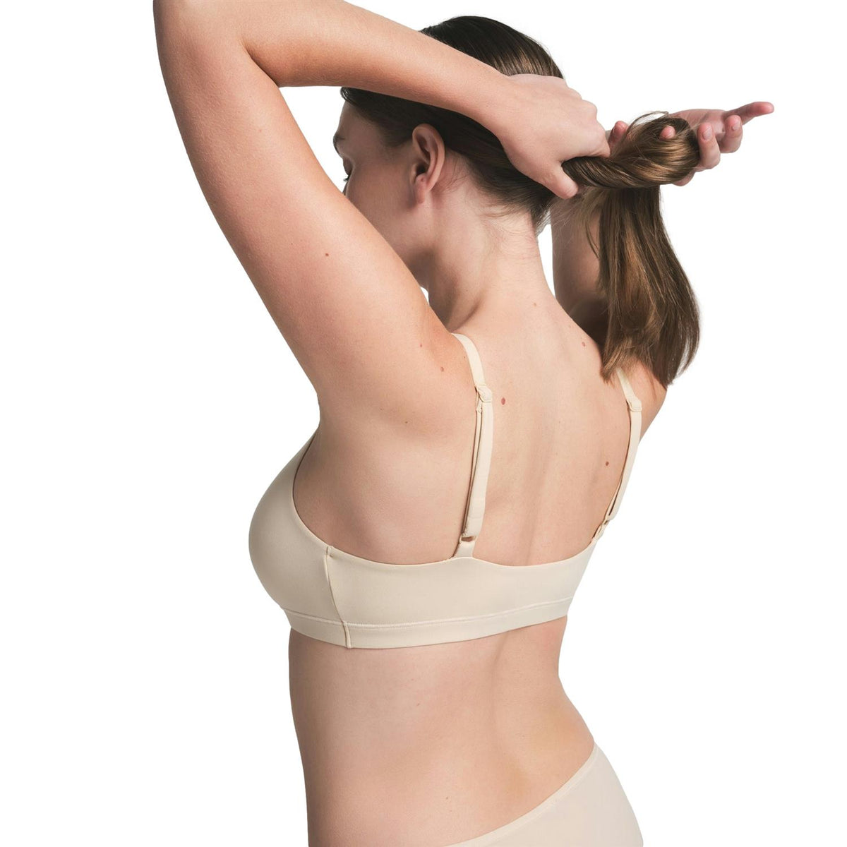 SKIMS Fits Everybody Scoop Bralette i sandfarge, behagelig undertøy med mykt stoff og enkel design, vist på modell.