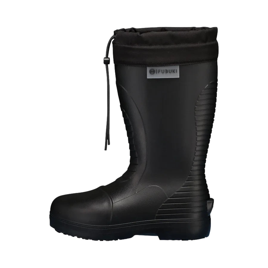Sort Fubuki NISEKO 3.0 sko med sporty design og komfortabel passform, vist på en modell.