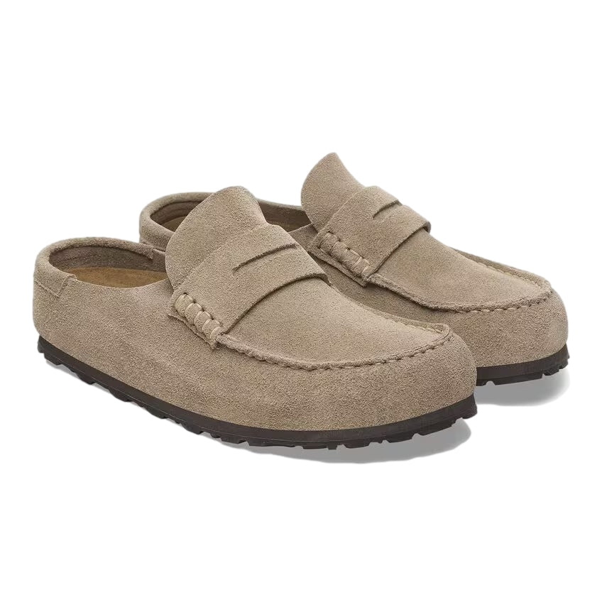 Birkenstock Naples taupe sko med lukket forside og komfortabel design, vist i nærbilde av skoens overflate og detaljene.